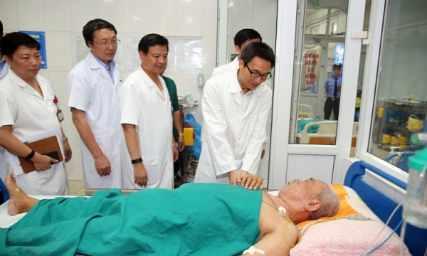 Phó Thủ tướng Vũ Đức Đam thăm, động viên y, bác sĩ và bệnh nhân sốt xuất huyết